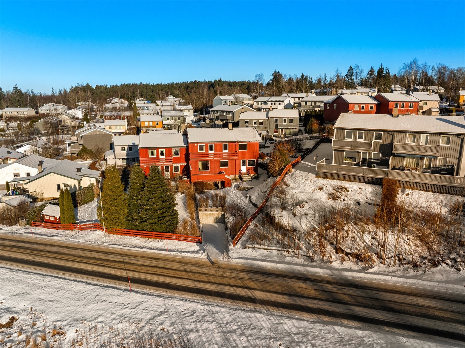 Boligen ligger fint til i et veletablert boligområde. Galleribilde