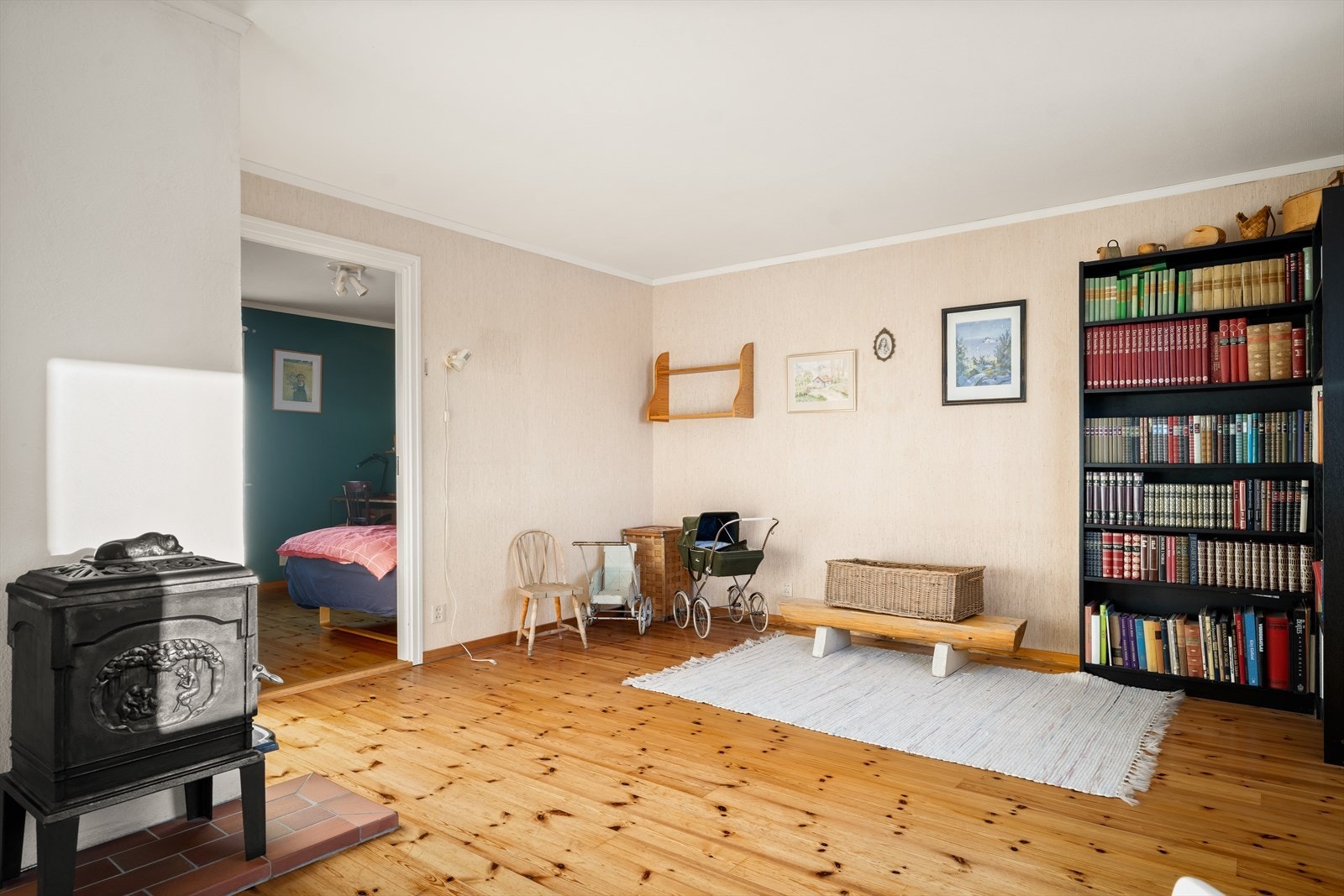 Rommet har tregulv og god plass til ulike møbleringsløsninger. Galleribilde