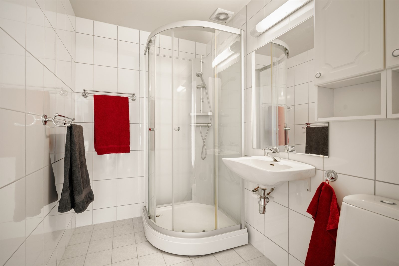 Badet har vegghengte skap for oppbevaring og et tidløst uttrykk. Galleribilde