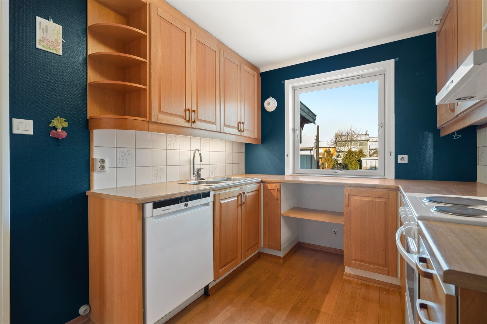 Godt med skap- og benkeplass på kjøkkenet, samt plass for oppvaskmaskin. Galleribilde