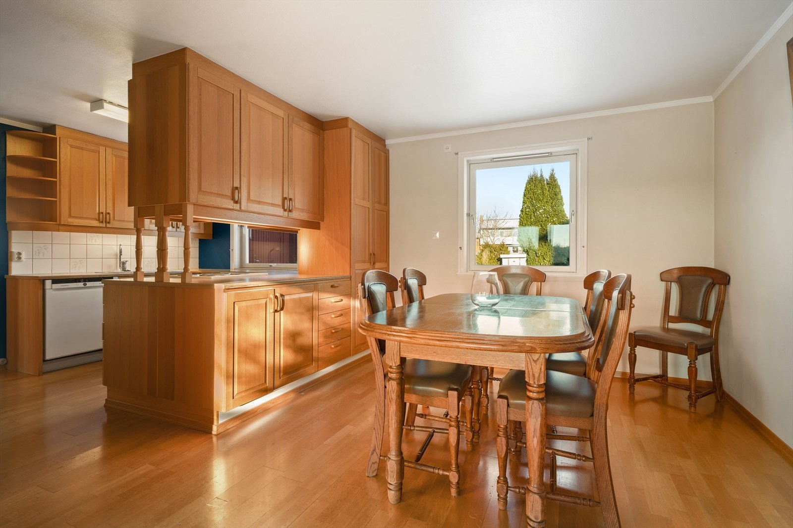 Spisestuen er en naturlig forlengelse av kjøkkenet, med plass til et stort spisebord. Galleribilde