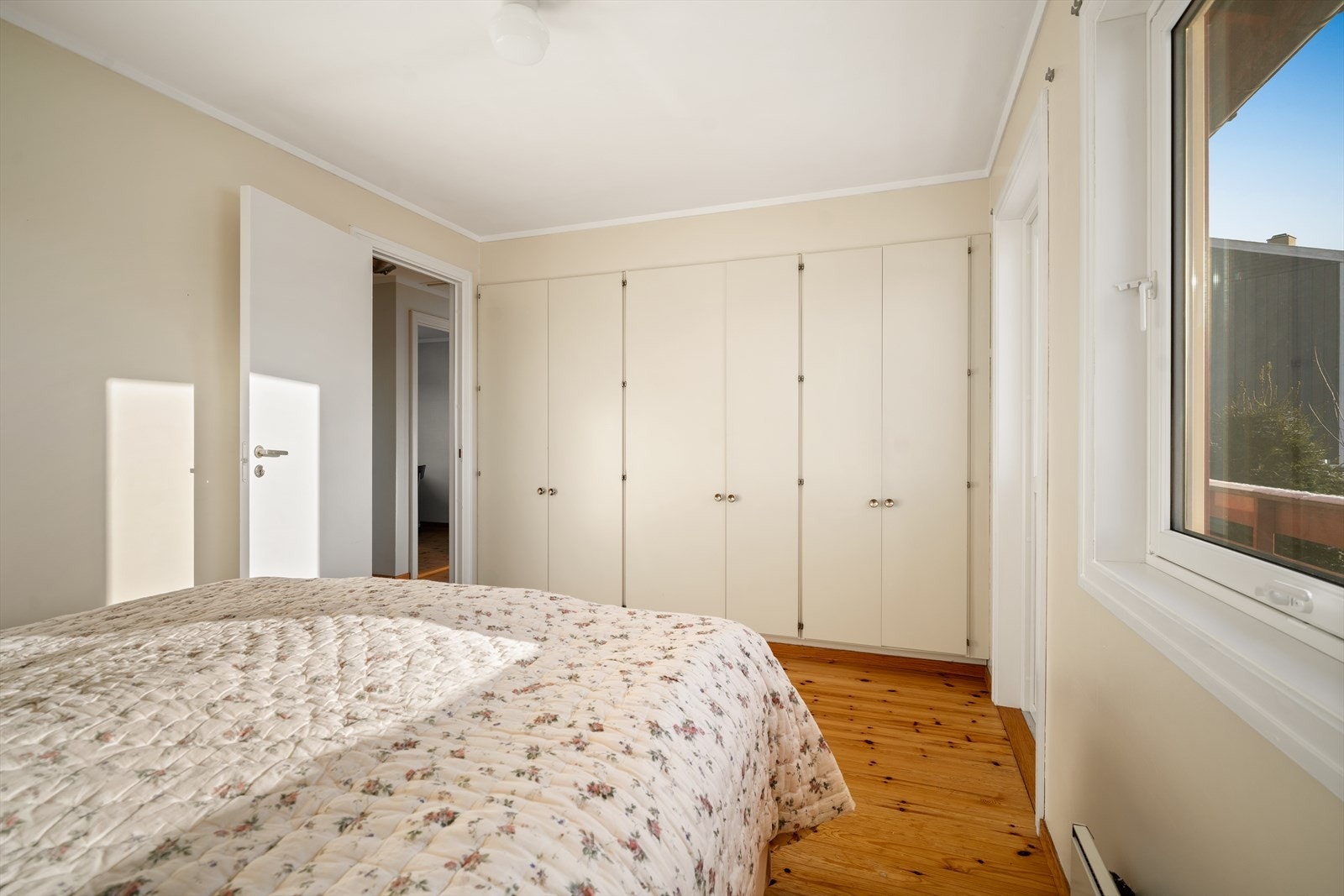 En hel vegg med garderobeskap gir rikelig med oppbevaringsplass. Galleribilde