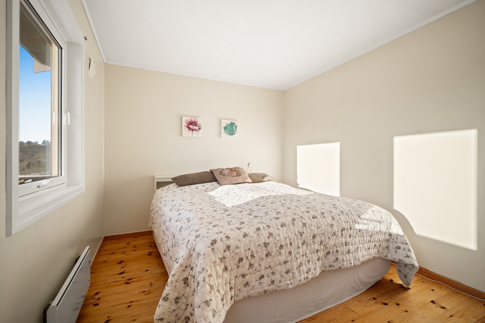 Et av soverommene i andre etasje, med plass til dobbeltseng og behagelig lysinnslipp. Galleribilde