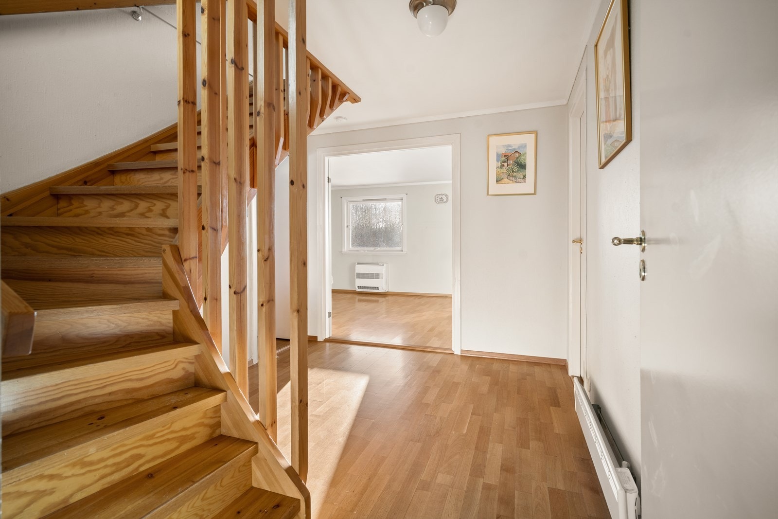 Fra gangen fører en solid tretrapp opp til boligens andre etasje. Galleribilde