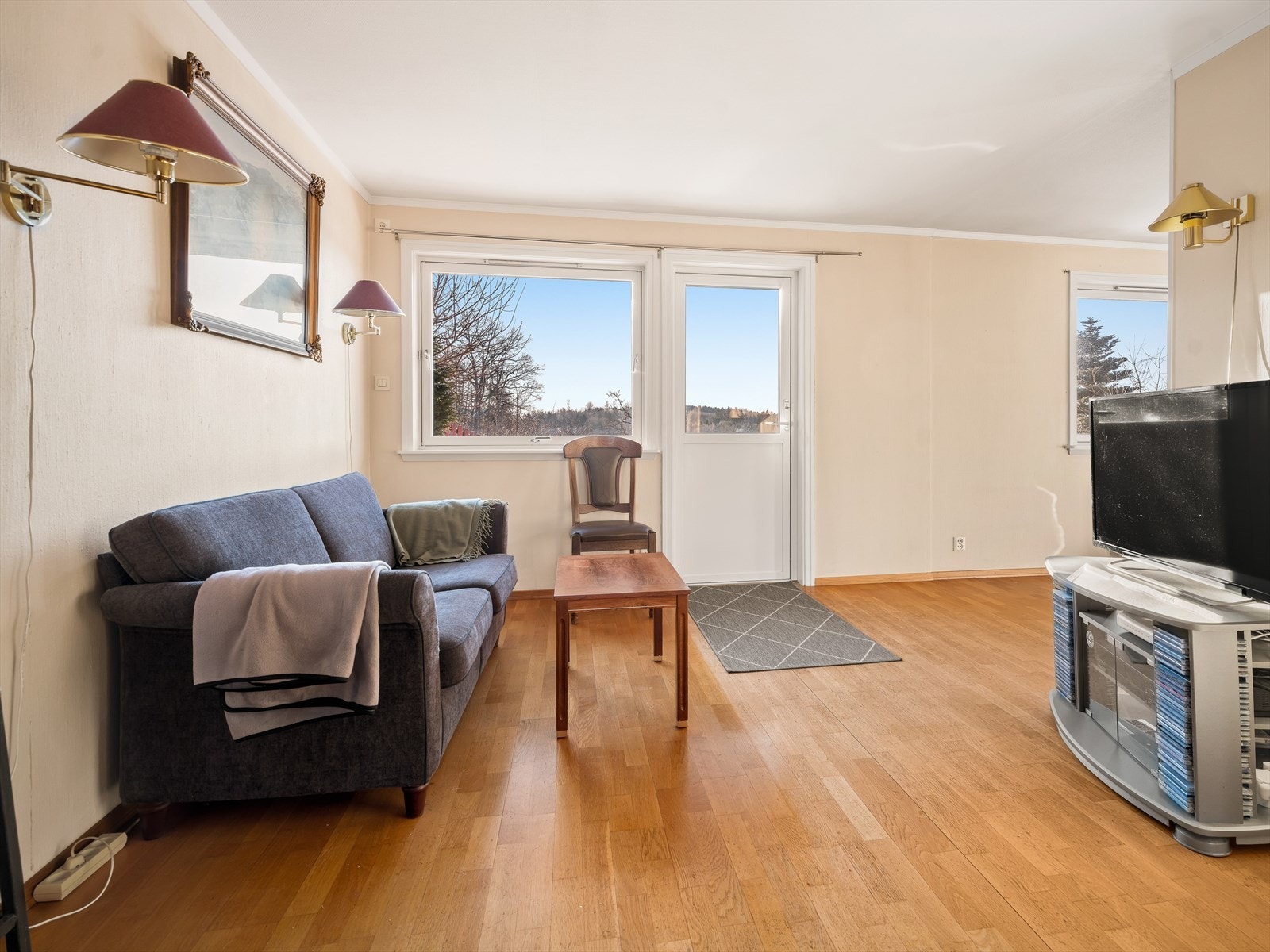 Fra stuen er det direkte utgang til en av boligens terrasser. Galleribilde