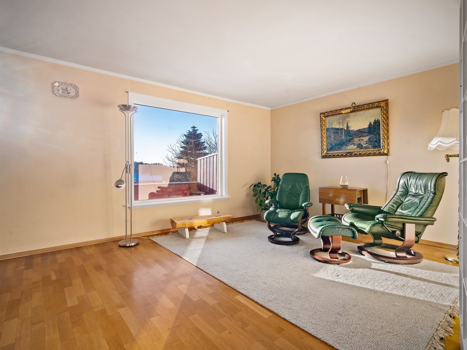 Store vinduer som slipper inn mye lys. Galleribilde