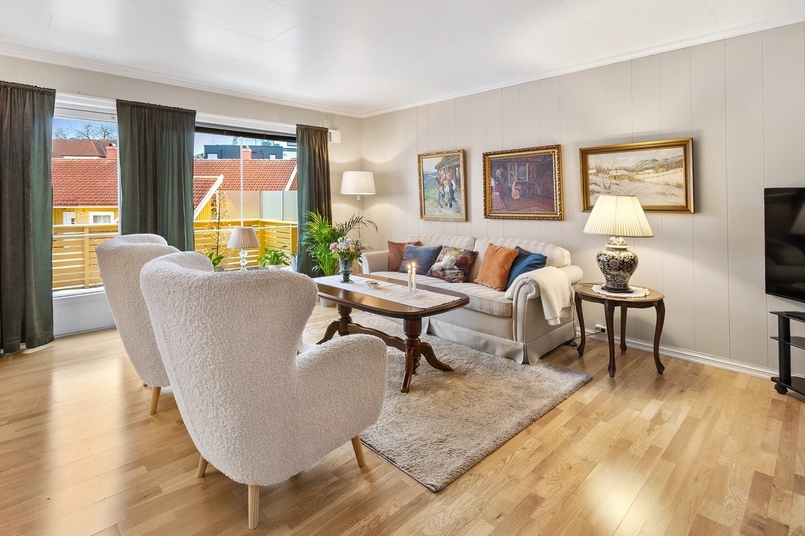 Lys og trivelig stue med stor vindusflater for rikelig tilgang på dagslys Galleribilde