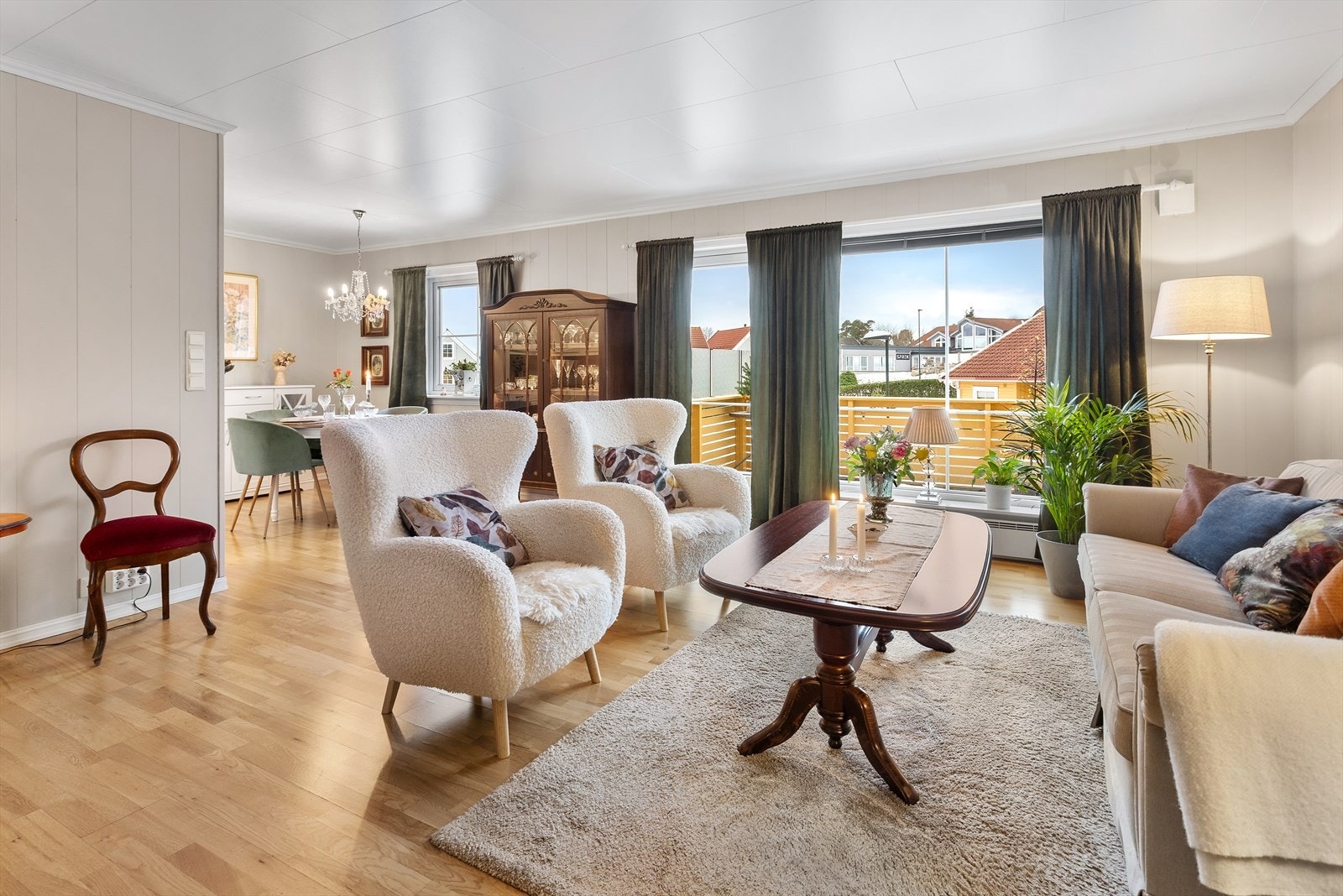 God plass til sittegruppe og utgang til solrik terrasse Galleribilde