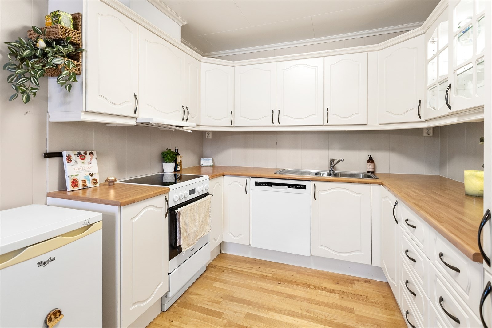 Kjøkken med masse skap- og benkplass Galleribilde