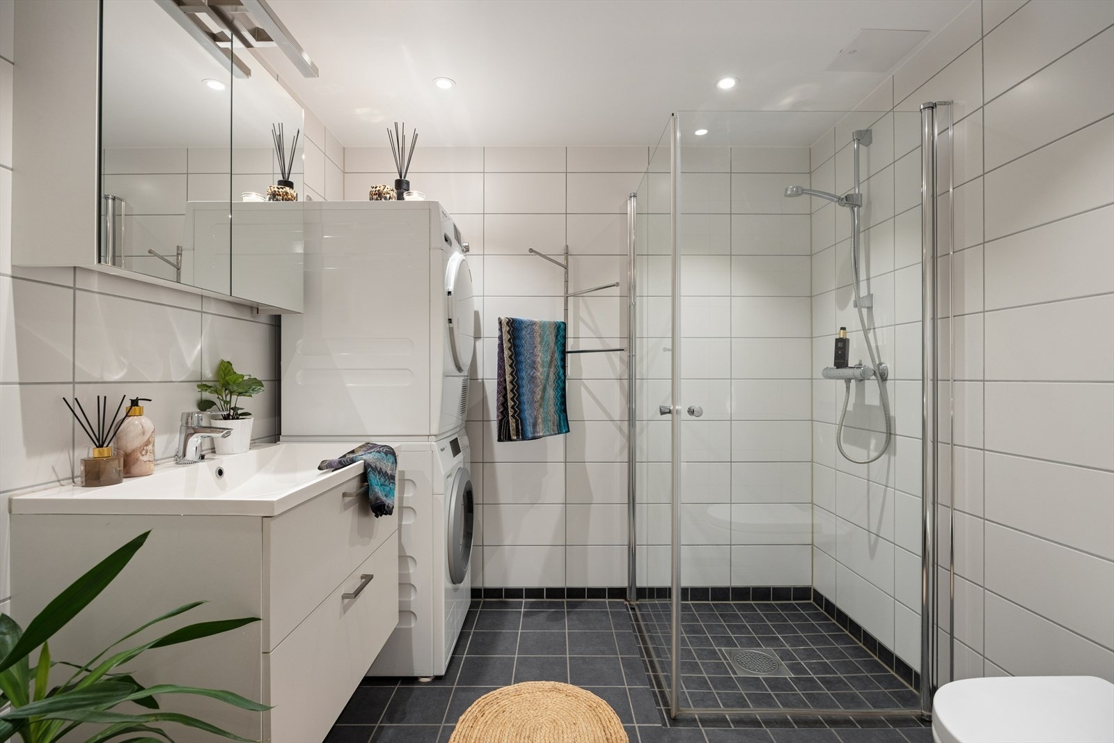 Flott baderom med opplegg og plass til vaskemaskin og tørketrommel Galleribilde