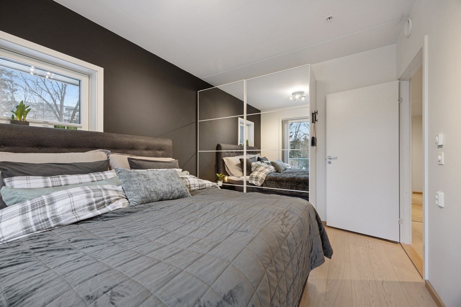 Hovedsoverom har god plass til dobbeltseng. Garderobeskap og utg. til skjermet balkong vendt mot grøntareale Galleribilde