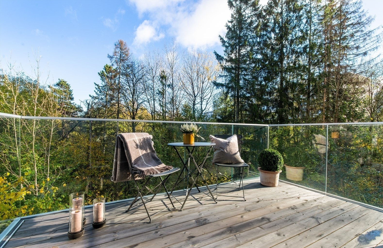 Balkong ut fra hovedsoverom på høsten Galleribilde