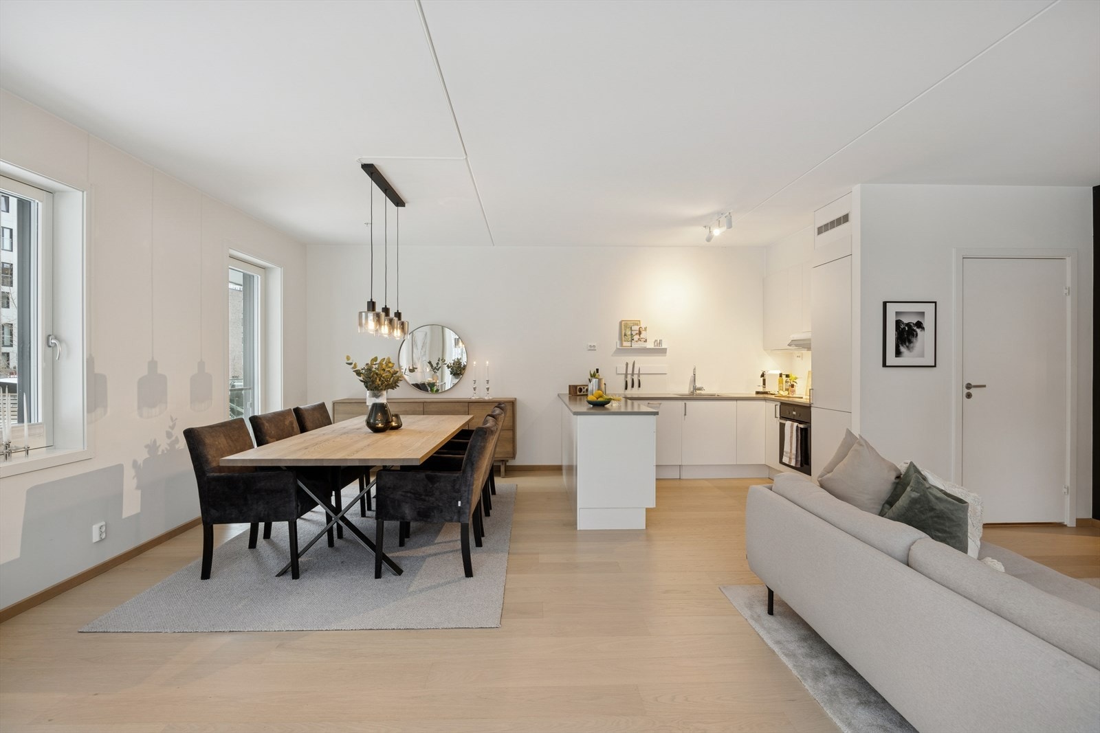 God plass til stort spisebord i forbindelse med kjøkkenet Galleribilde