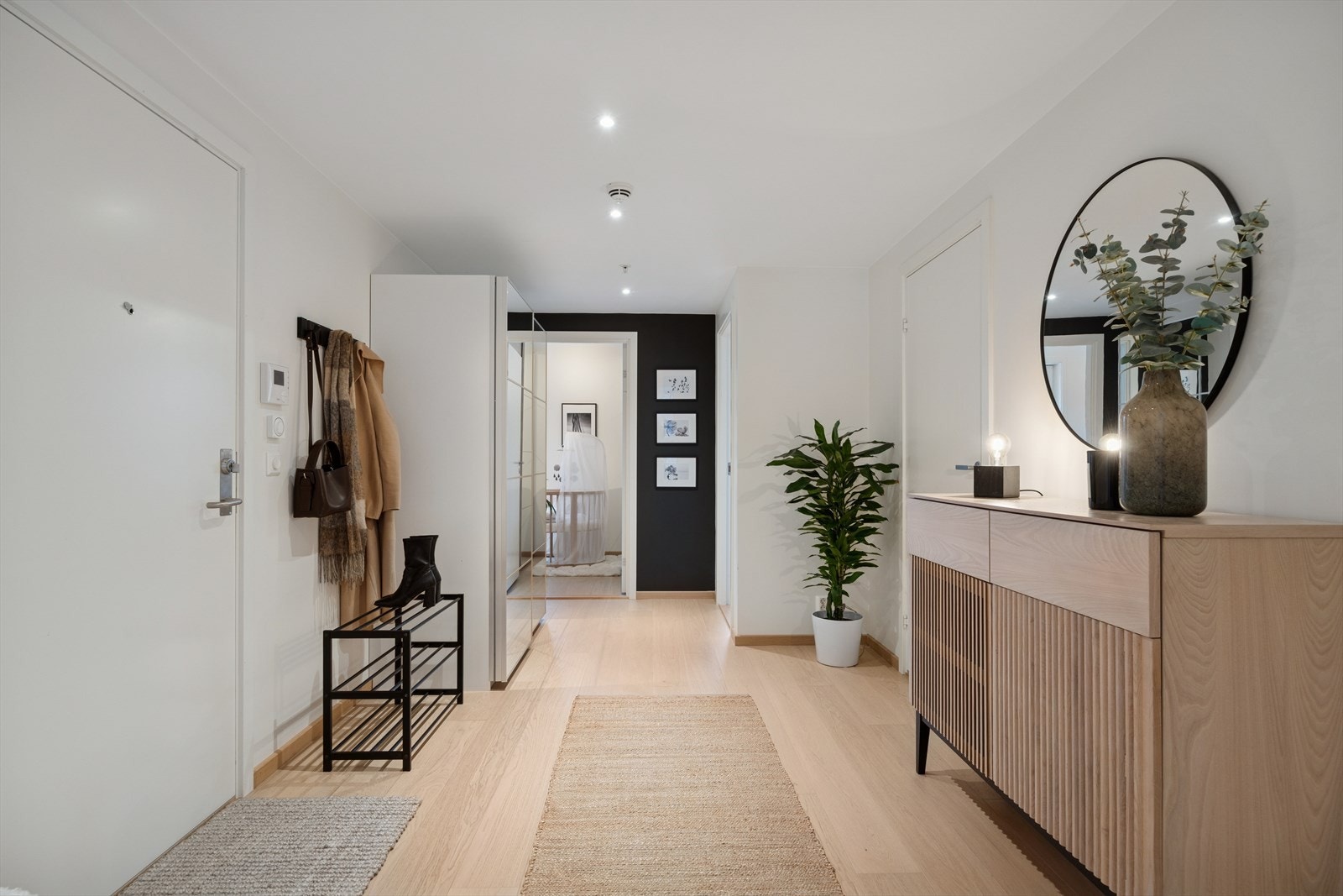 Stor entrè med garderobeskap og rikelig plass til oppbevaring Galleribilde