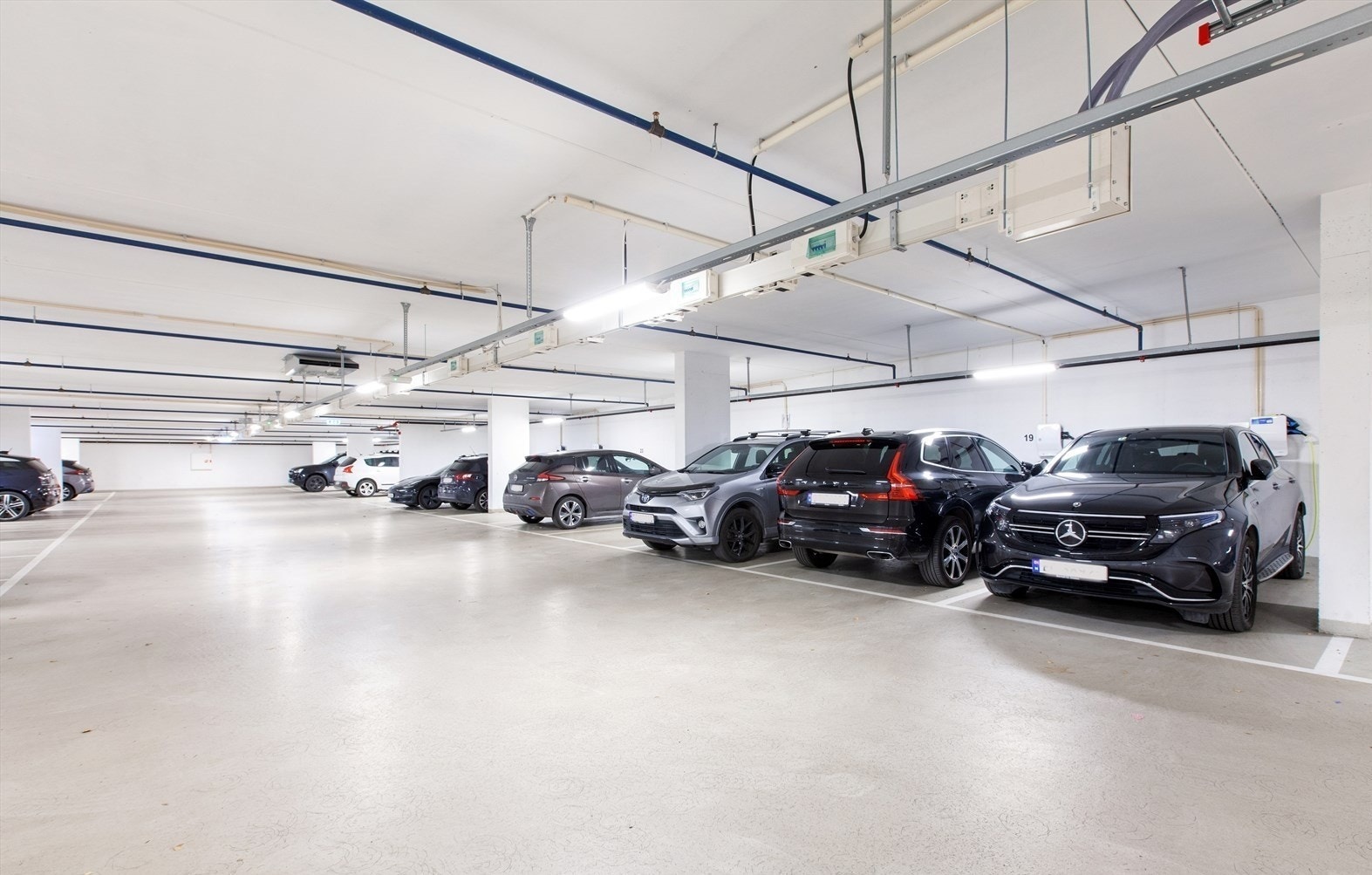 Garasjeplass i felles garasjeanlegg med el-billader. Garasjeplass måler L: 4,89 m, og B: 2,37 M Galleribilde