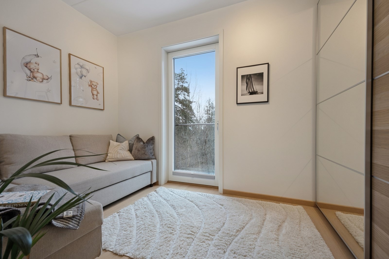 Soverom 2 egner seg til kombinert gjesterom og barnerom, men kan også benyttes til kontor eller et ekstra oppholdsrom. Det er satt inn stort garderobeskap Galleribilde