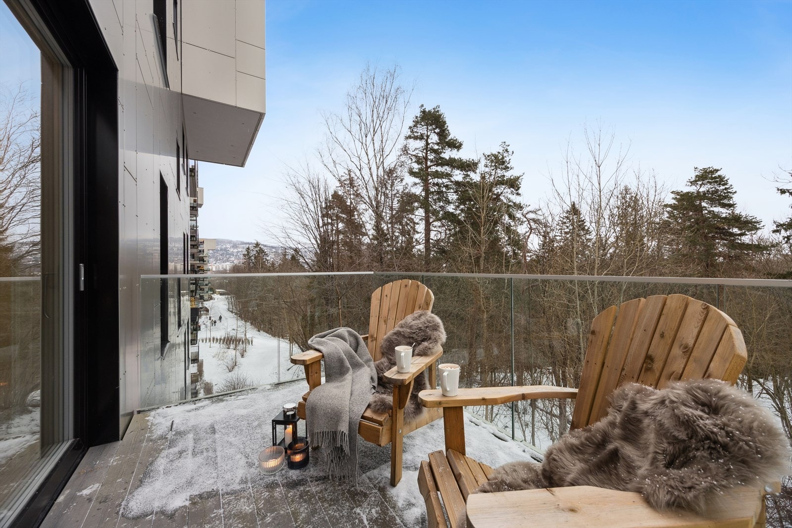 Balkong ut fra hovedsoverom er på 7 kvm. Her er det morgen- og formiddagssol. Galleribilde