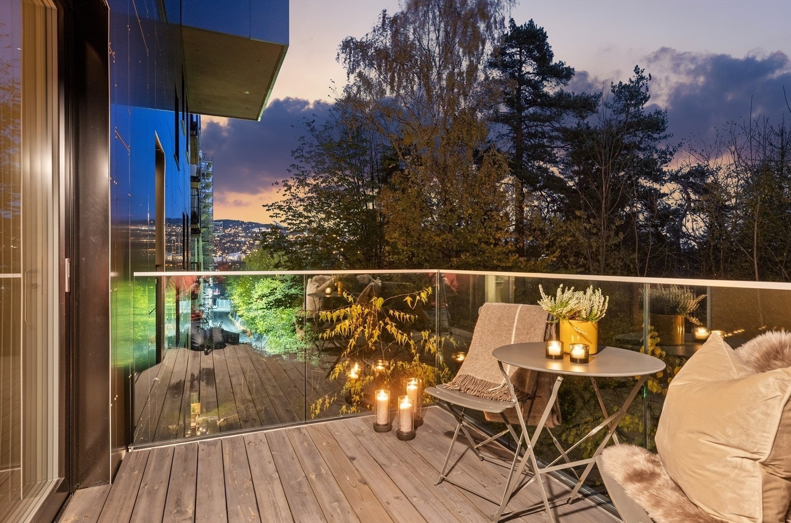 Balkong ut fra hovedsoverom. Kveldsstemning på høsten Galleribilde