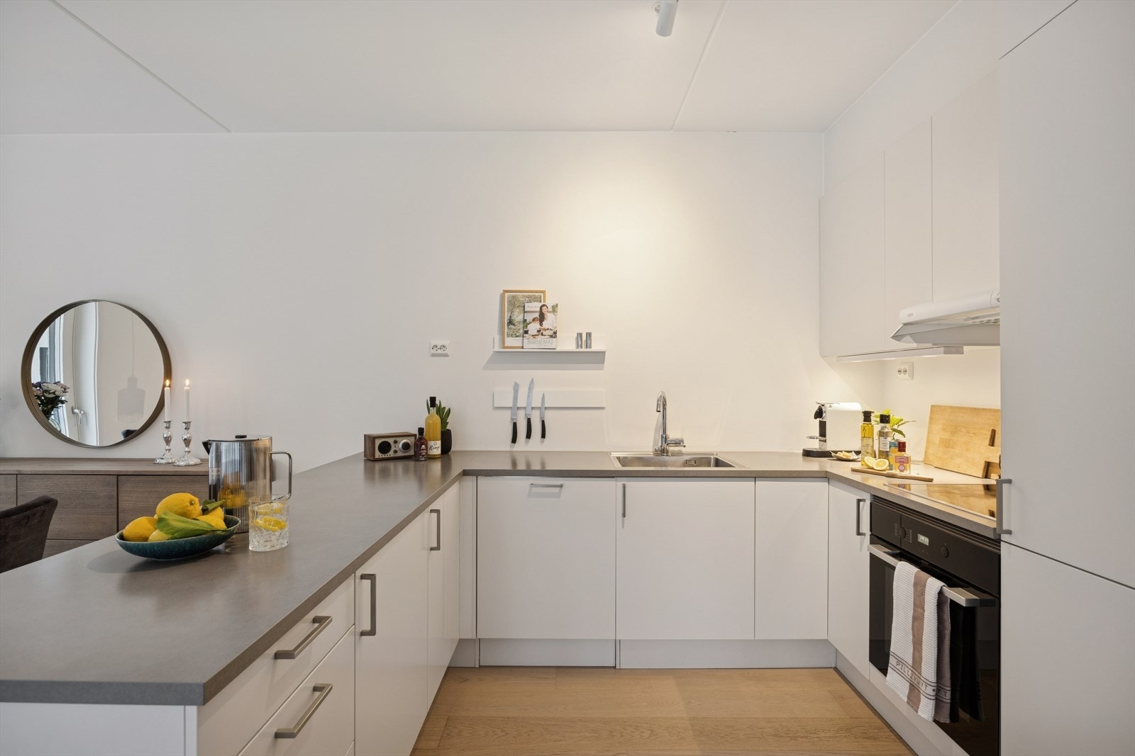 Kjøkken har integrerte hvitevarer Galleribilde