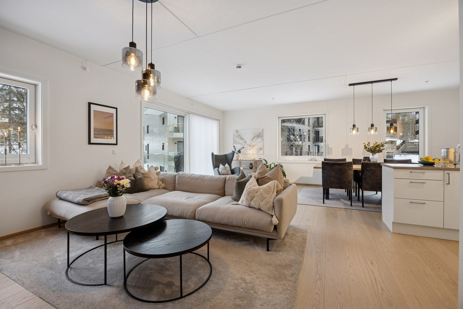 Stor stue med flere muligheter for møblering Galleribilde