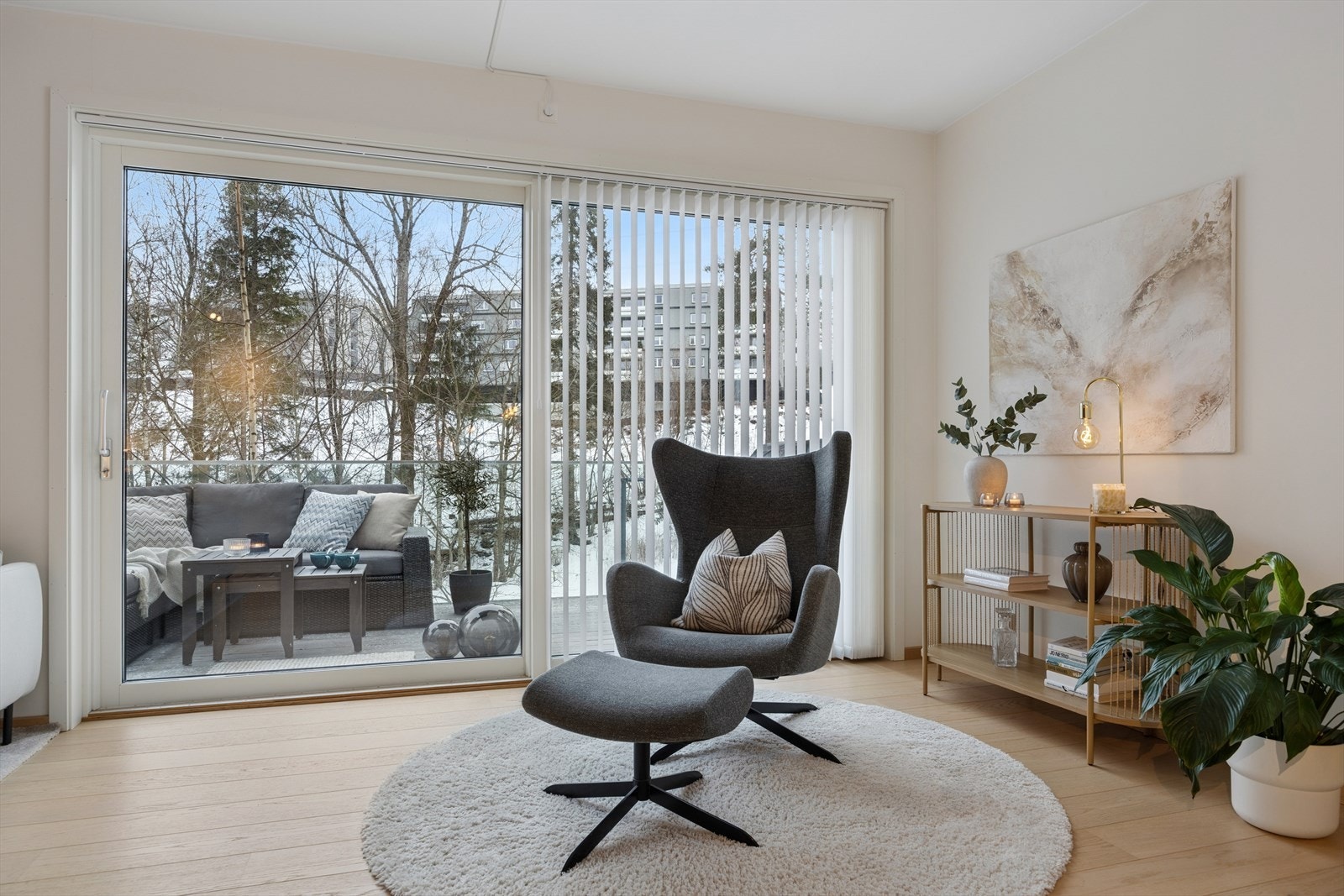 Fra stue er det utgang til balkong med fint utsyn. Her er det sol på dagtid og frem til tidlig ettermiddag. Galleribilde