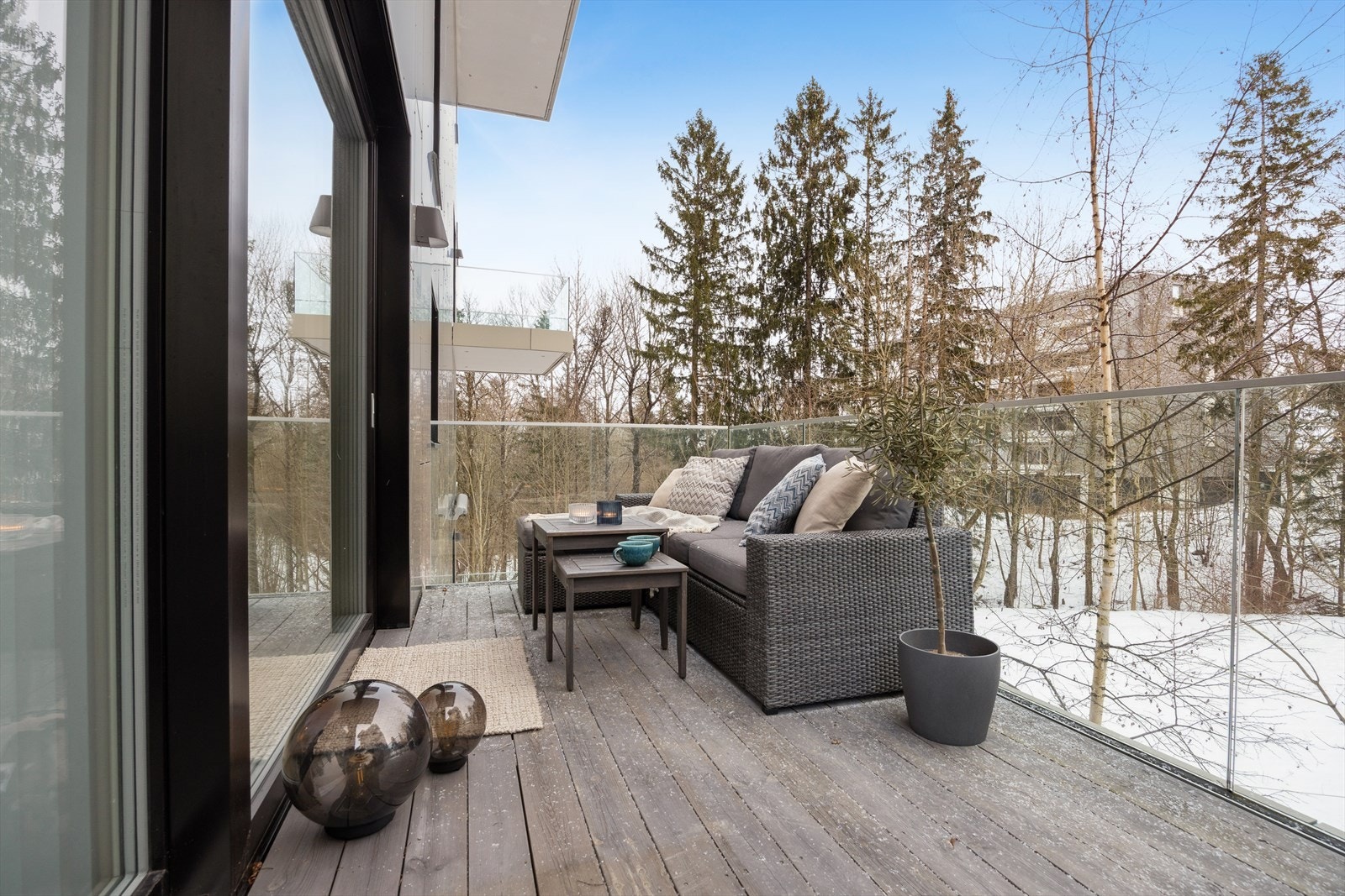 Balkong med fint utsyn mot grøntareale Galleribilde