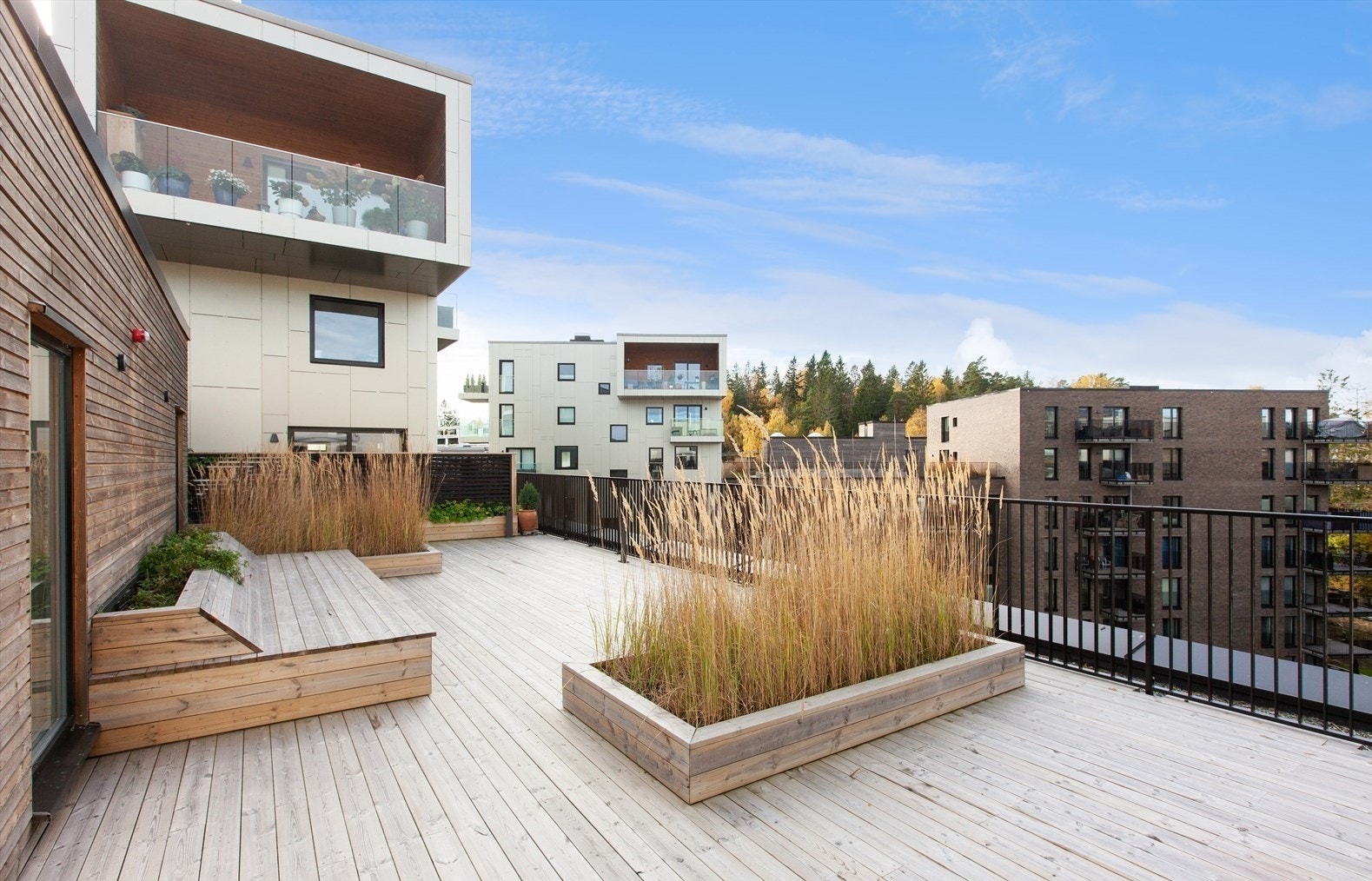 Stor og flott felles takterrasse med sol fra morgen til kveld Galleribilde
