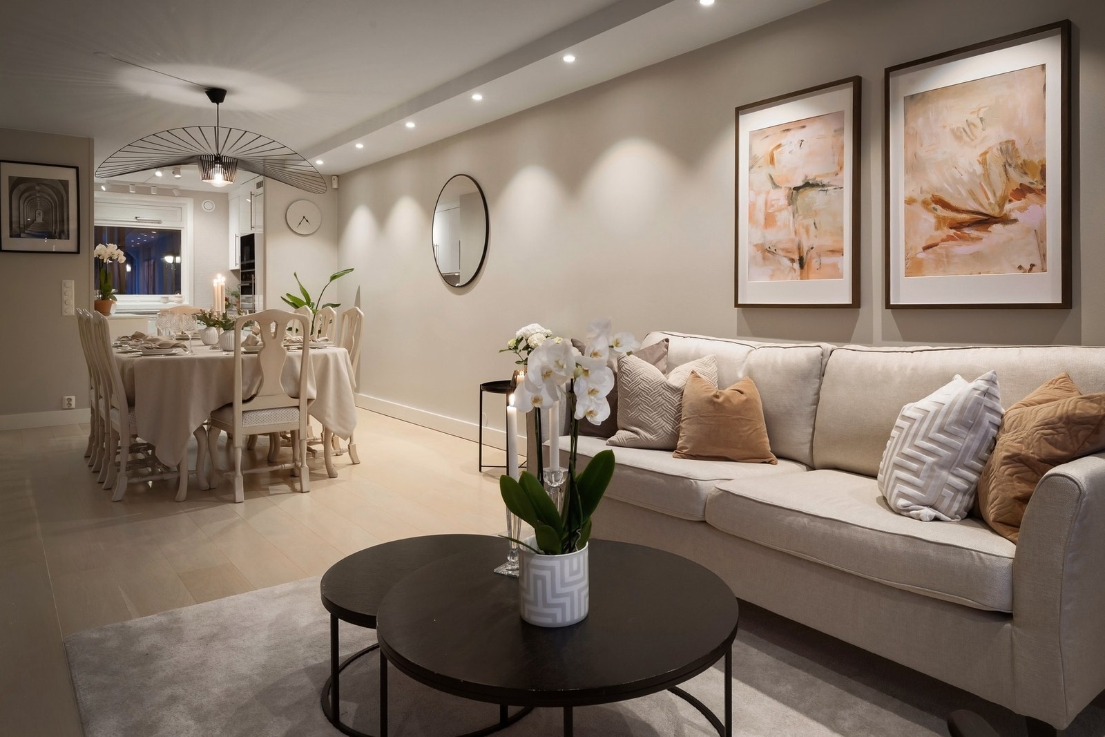 Stor stue med rikelig plass til både sofagruppe og stor spisestueplass. Galleribilde