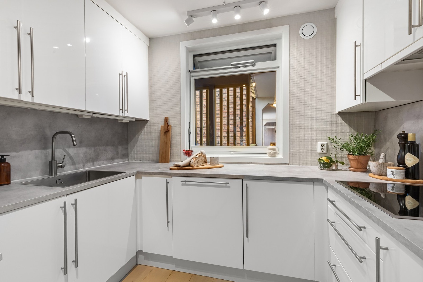 Pent og innholdsrikt kjøkken med god skap- og benkeplass samt integrerte hvitevarer som steketopp, stekeovn, mikroovn, oppvaskmaskin samt kombiskap med kjøl- og frysedel. Galleribilde