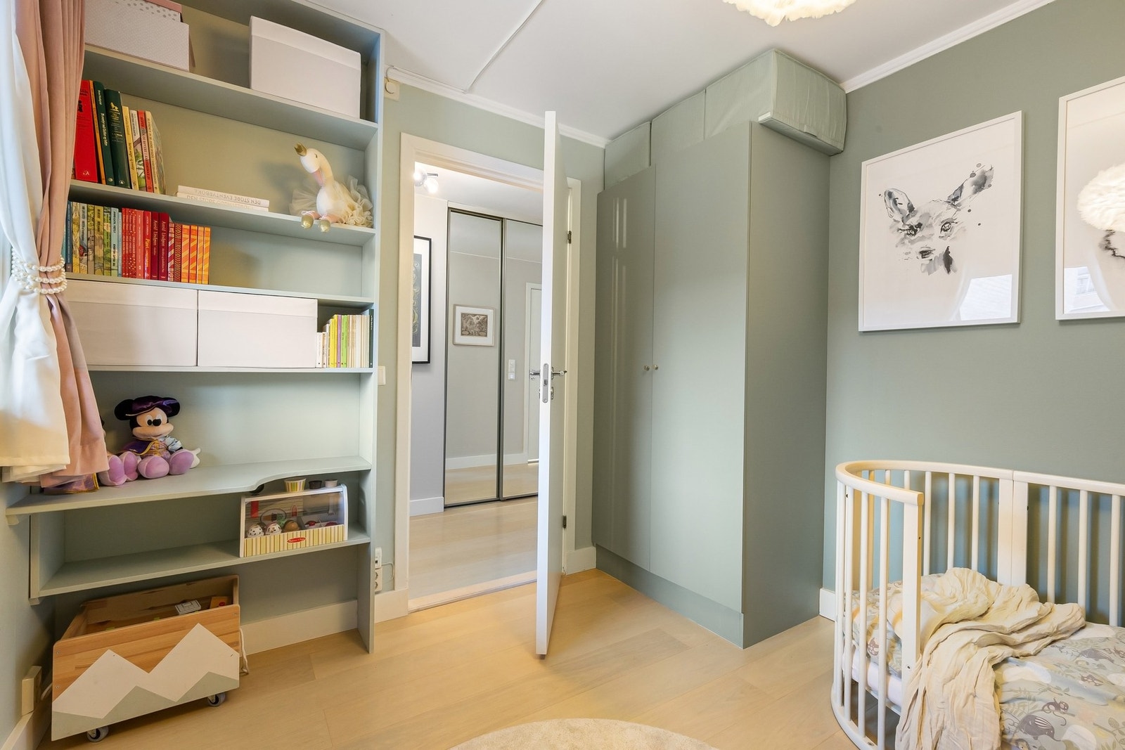 Plassbygde løsninger og garderobeskap. Også plass til dobbeltseng om ønskelig Galleribilde