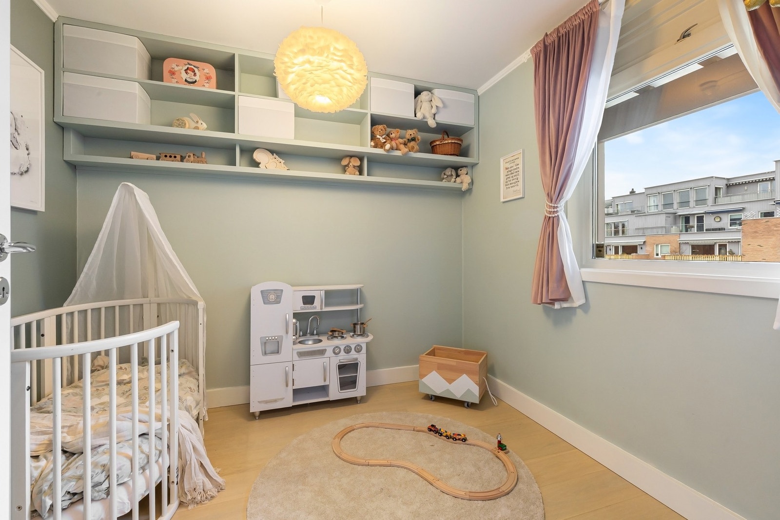 Soverom 2 benyttes i dag som barnerom, og egner seg også til gjesterom eller kontor. Galleribilde