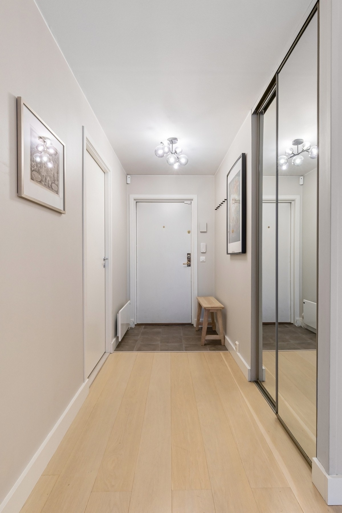 Romslig entré med skyvedørsgarderobe med speildører Galleribilde