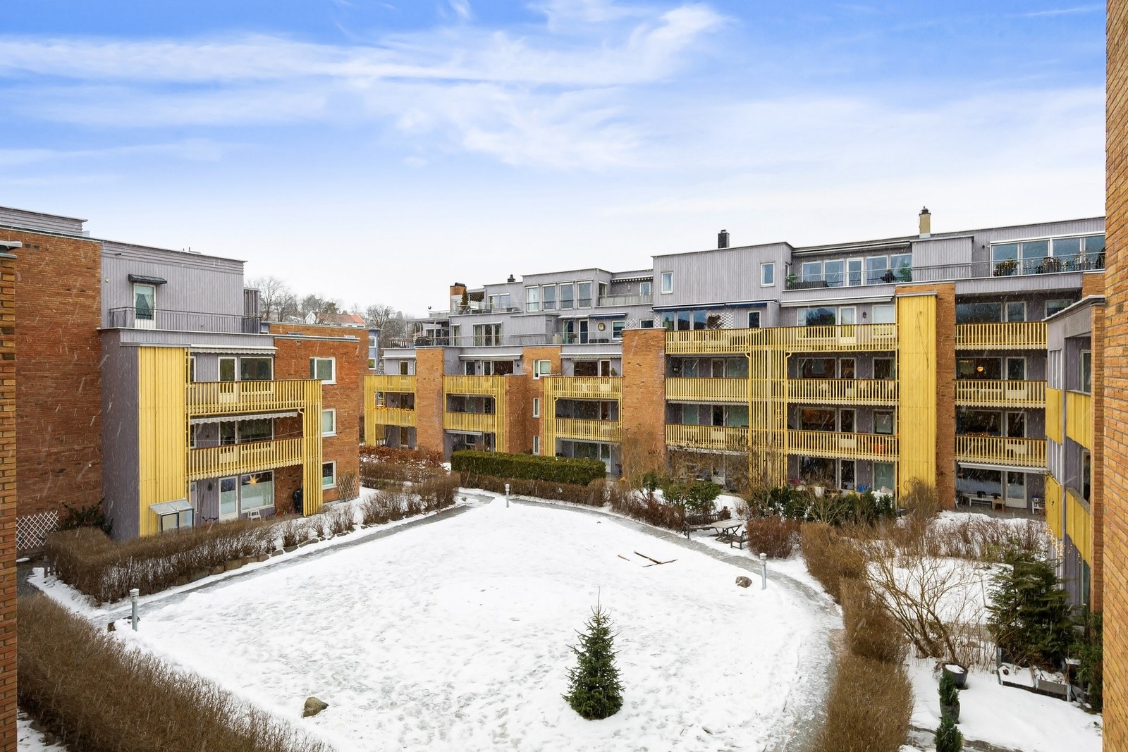 Utsyn mot bakgård fra inngangspartiet Galleribilde