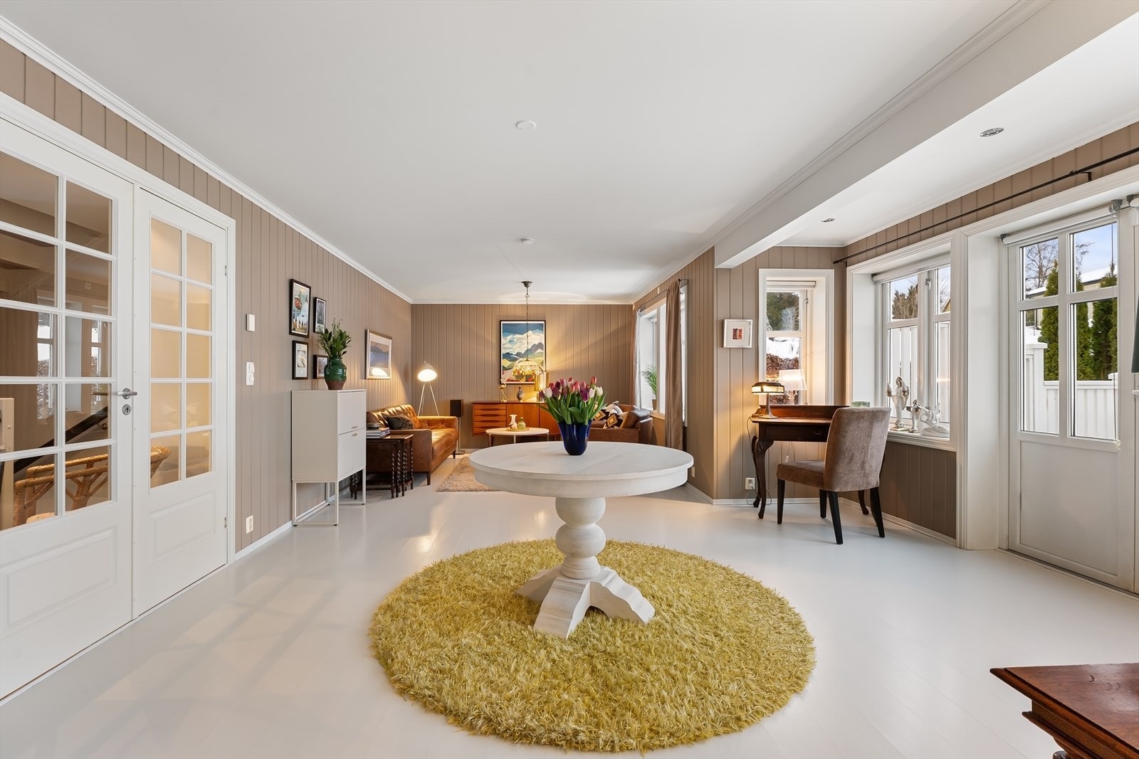 Malt parkett på gulvet og tidsriktig fargetone på veggene. Galleribilde