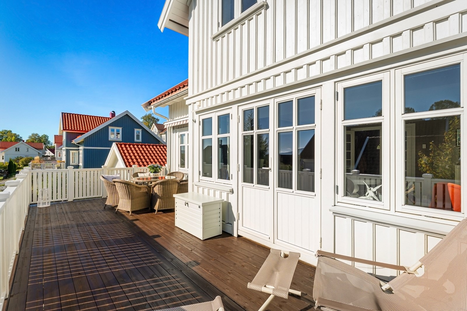 To fløyet verandadør med glass. Galleribilde