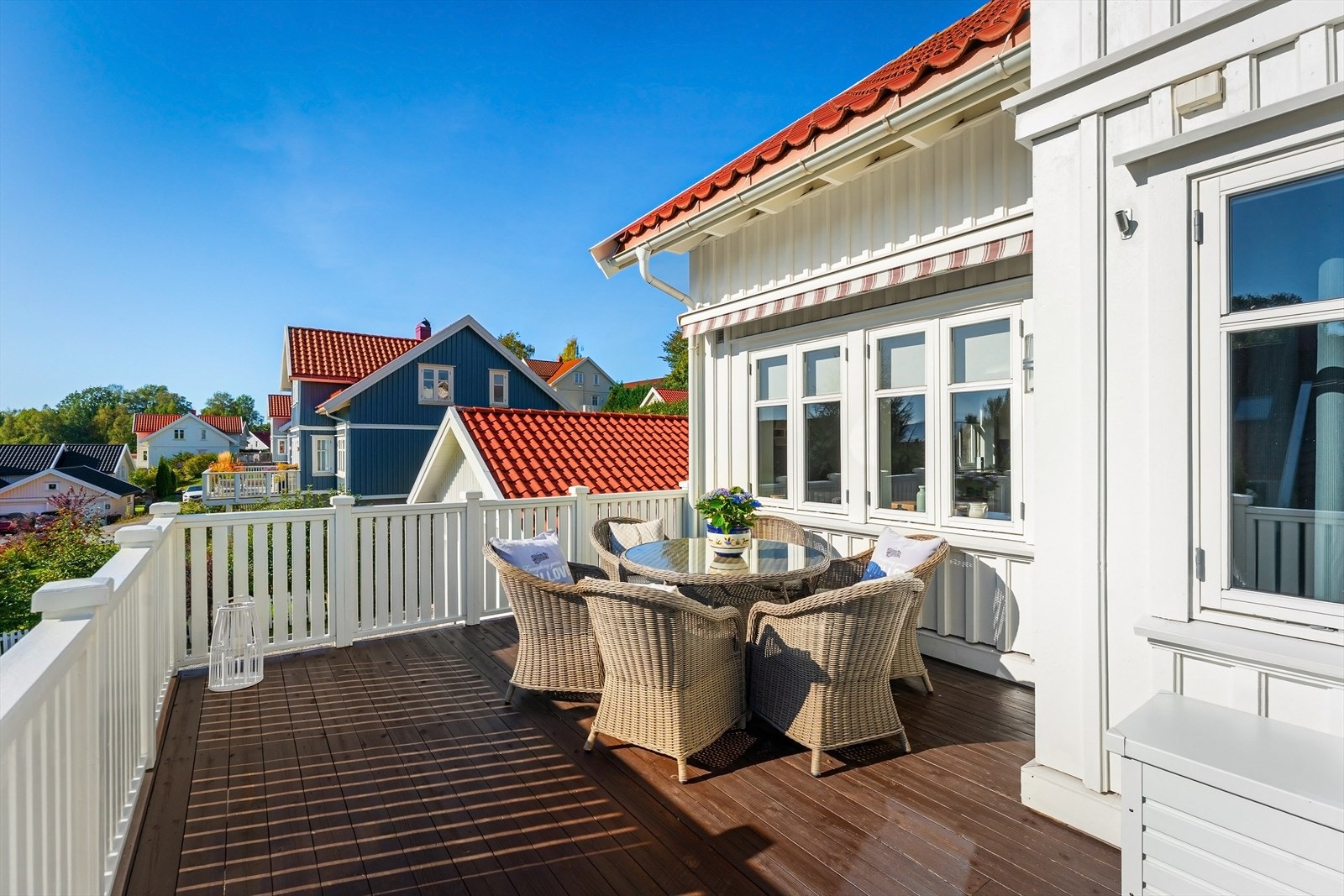 Sørvendt veranda med adkomst fra stuen. Galleribilde