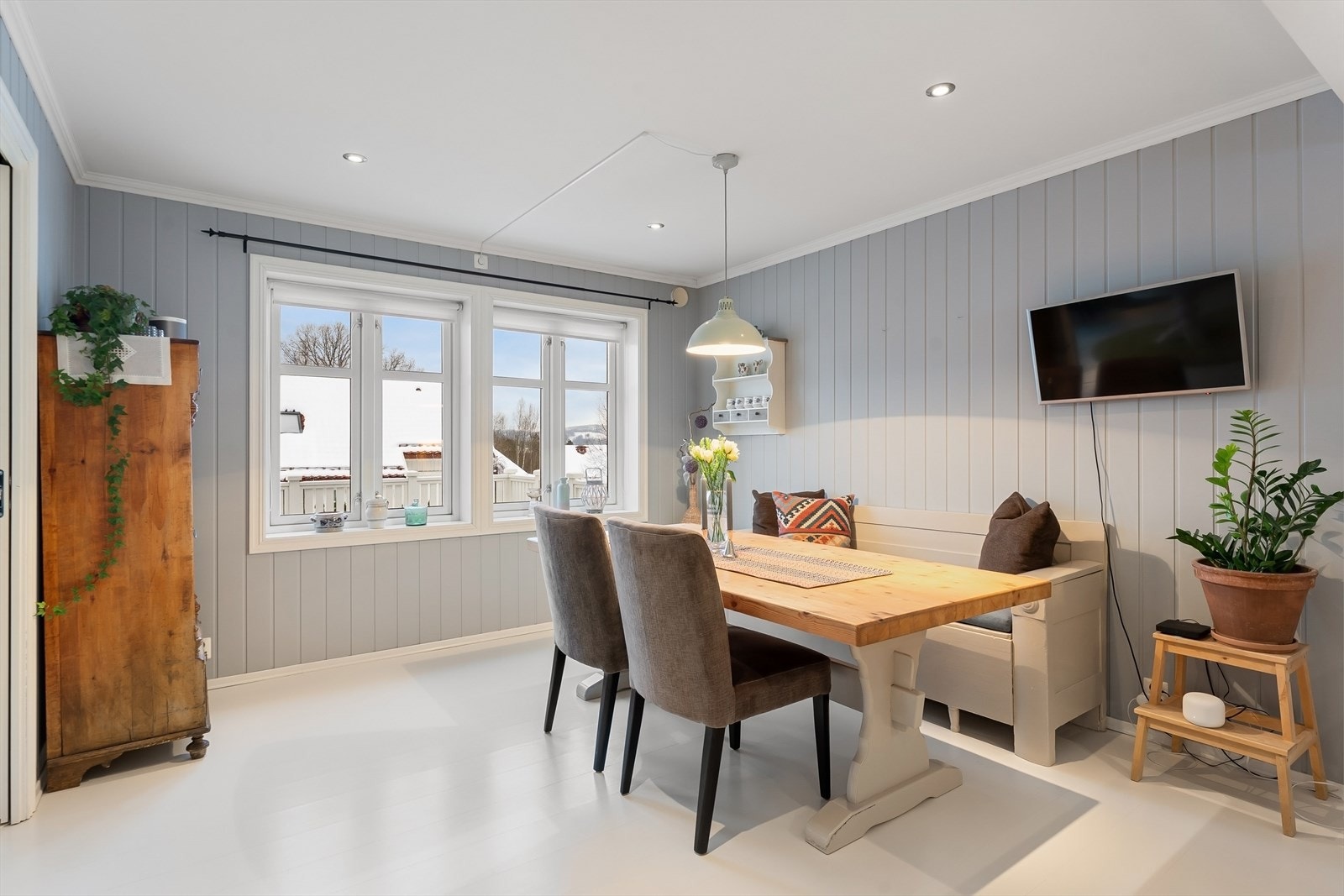 Spisestuen ligger i forlengelse av kjøkkenet. Galleribilde