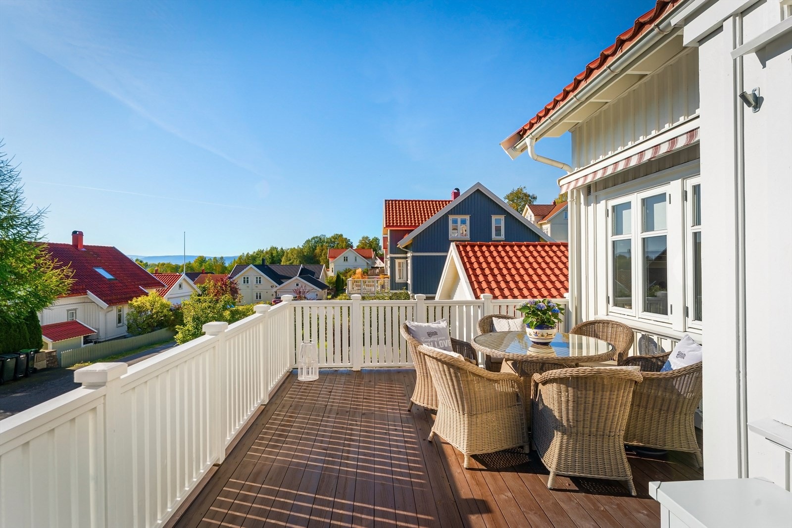Flott utsikt mot nærområdet fra verandaen. Galleribilde