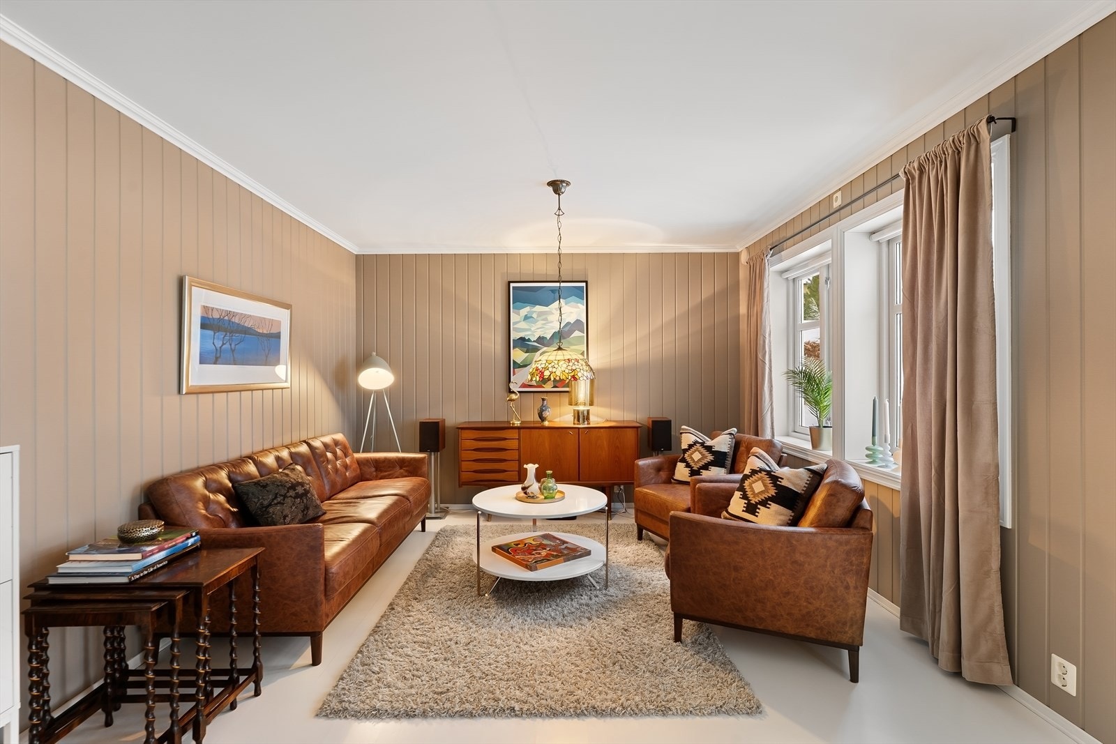 God plass til sofaseksjon med tilhørende møblement. Galleribilde