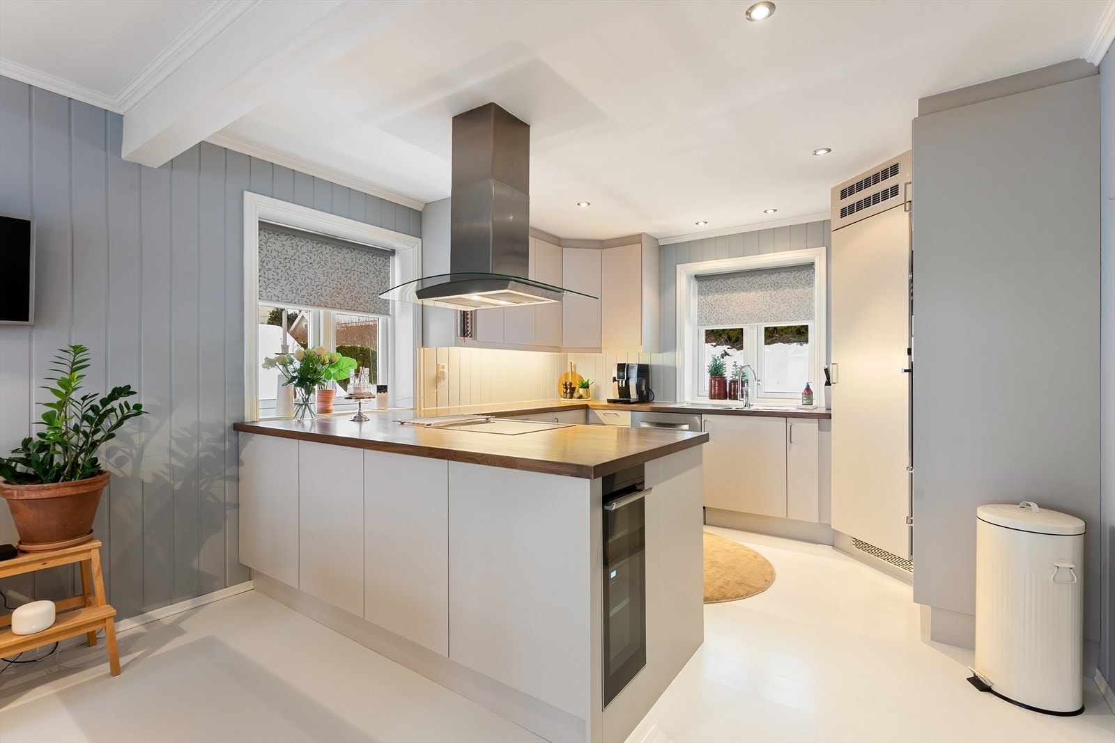 Kjøkkenet har innredning med glatte fronter og benkeplaten er i heltre. Galleribilde