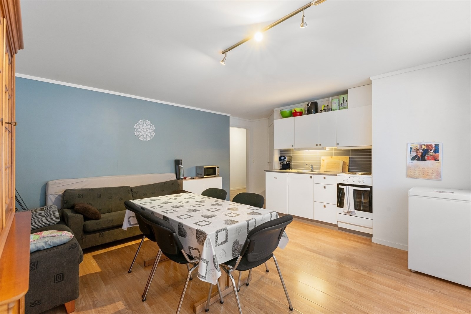 Stuen ligger i åpen løsning med kjøkkenet. Galleribilde