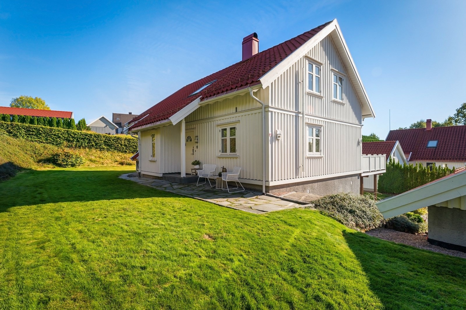 Trapp fra gårdsplass til overbygget inngangsparti. Galleribilde