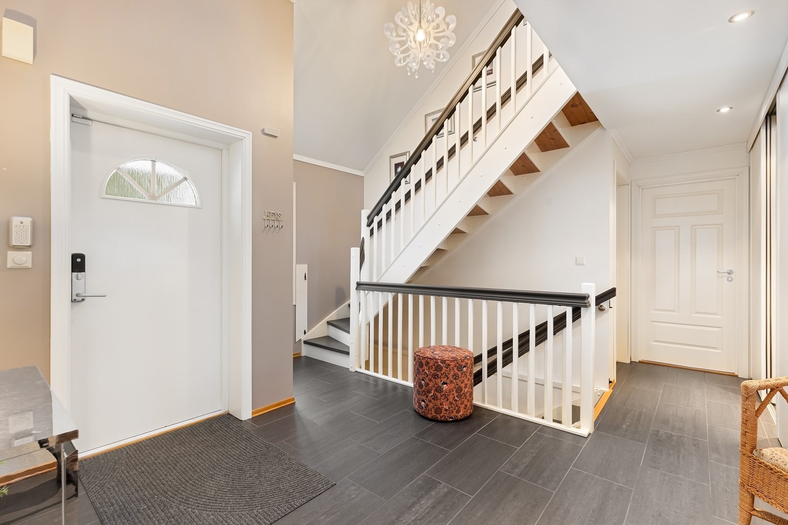 God oppbevaringsplass i skyvedørsgarderobe. Galleribilde