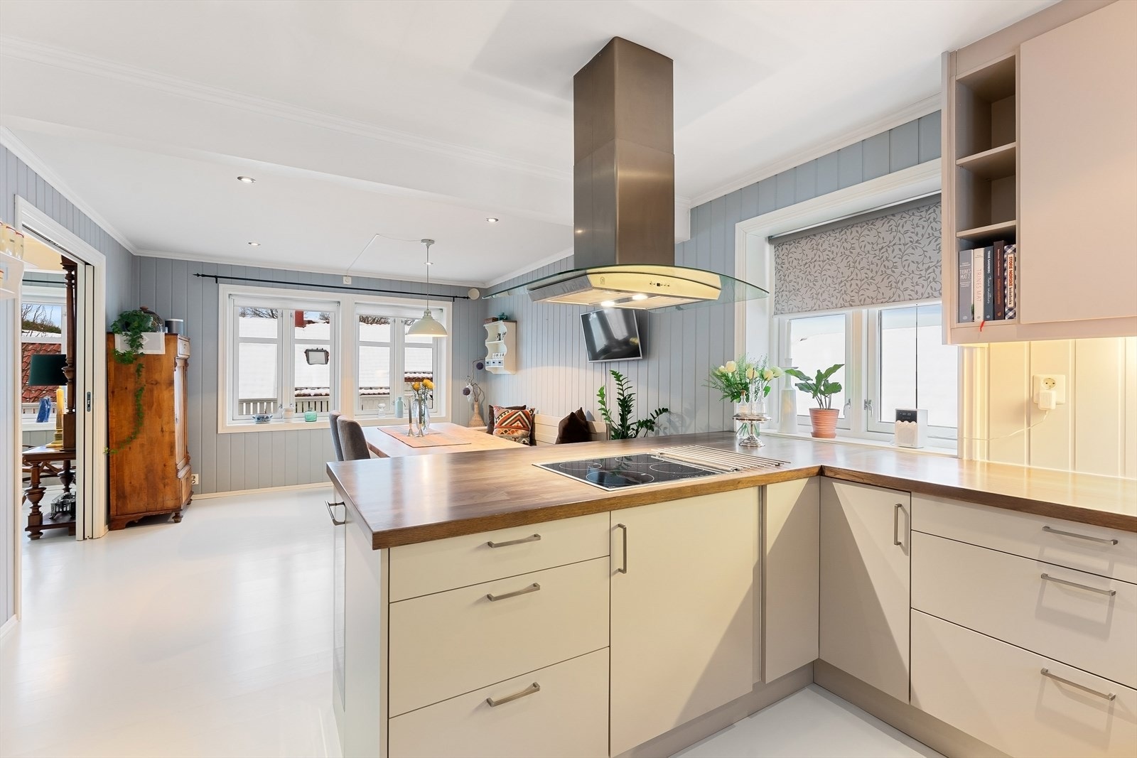 Kjøkkenet er praktisk utformet med innredning langs tre vegger med utsikker. Galleribilde