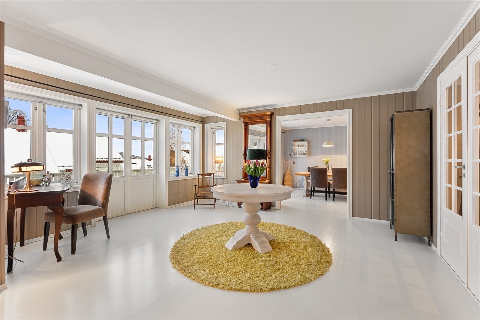 Stuen har store vindusflater som gir mye naturlig lysinnslipp. Galleribilde