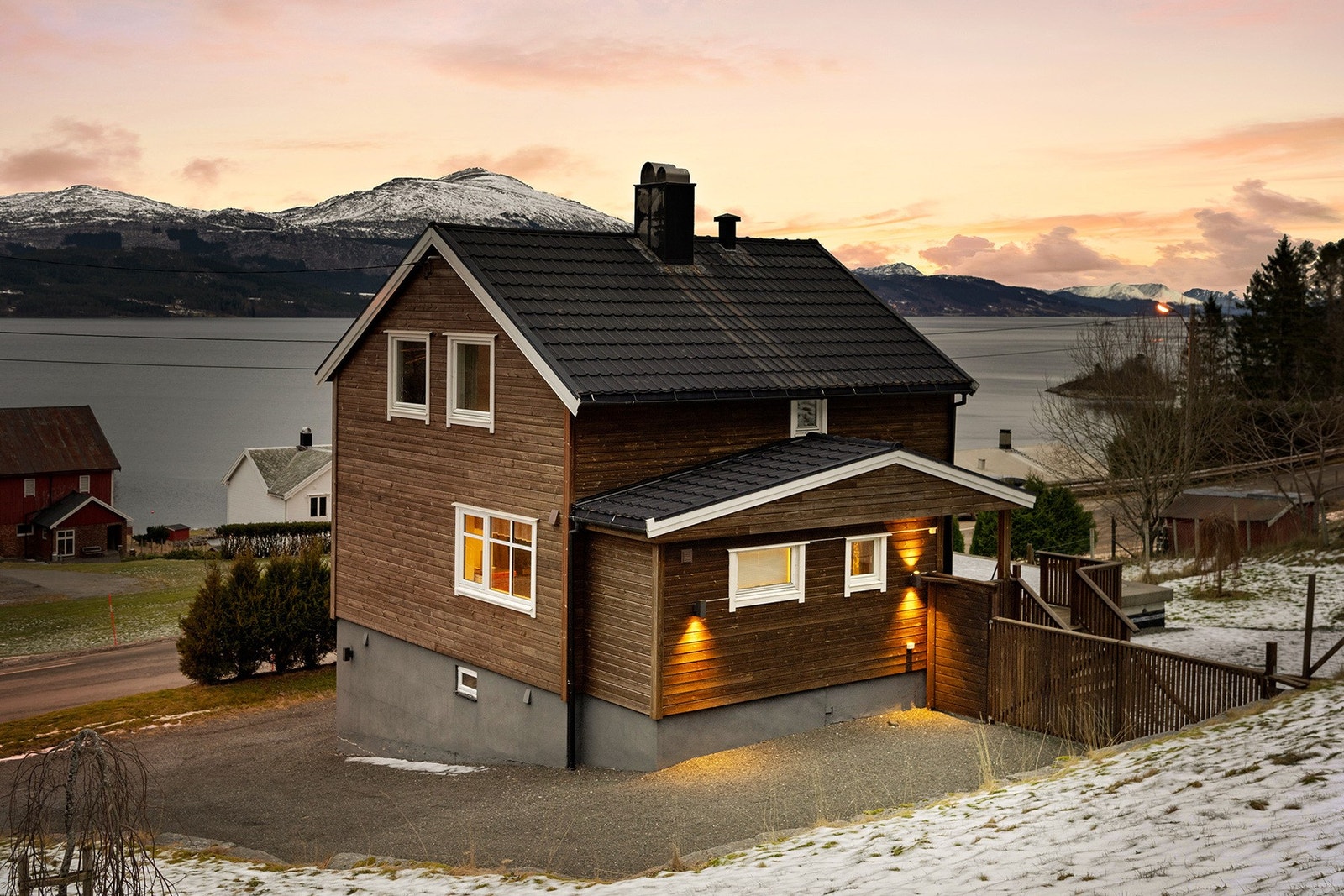 Fasader er rehabilitert og nye utelys er montert de senere årene. Galleribilde