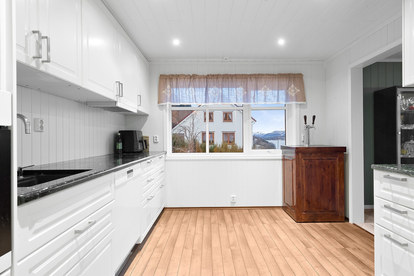 Kjøkkenet ligger i tilknytning til spisestue og stue med flott utsikt fra vinduet. Galleribilde