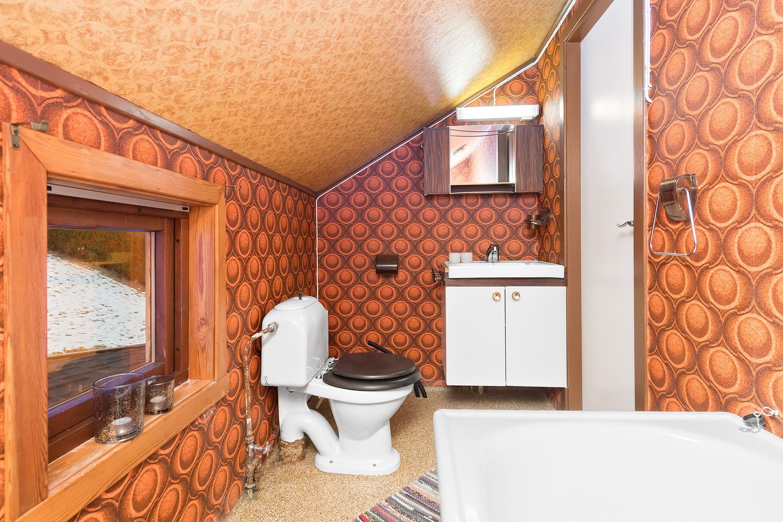 Våtrom i loftetasje. Alle avløp og vann installasjoner til rommet er koblet av/blendet. Galleribilde