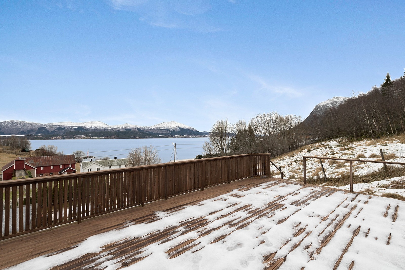 Øverst på tomten er det oppført en stor og romslig terrasse med nydelig utsikt. Galleribilde