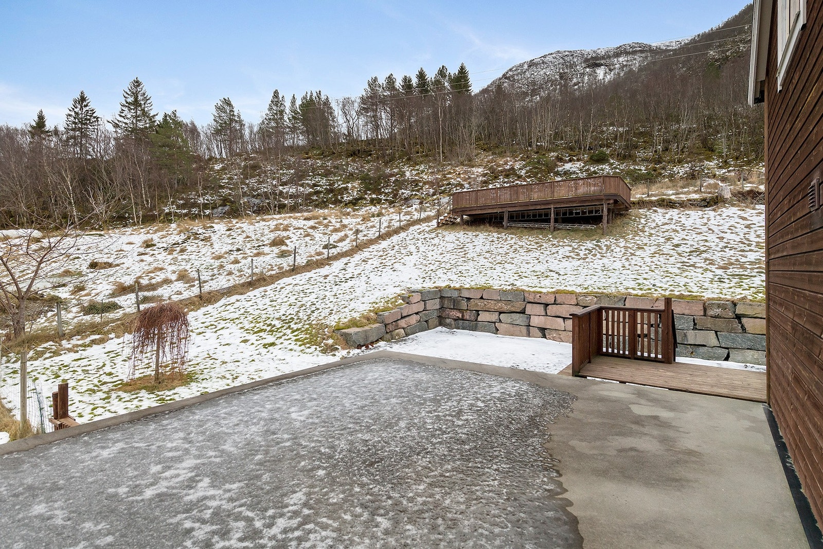 Skjermet og fint uteområde med stort potensiale. Galleribilde